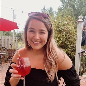 Meet your Posher, Olivia